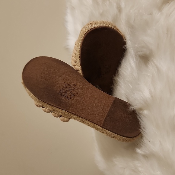 Beast Taupe tan Braided slip on Sandals. Size 7 - Picture 6 of 9